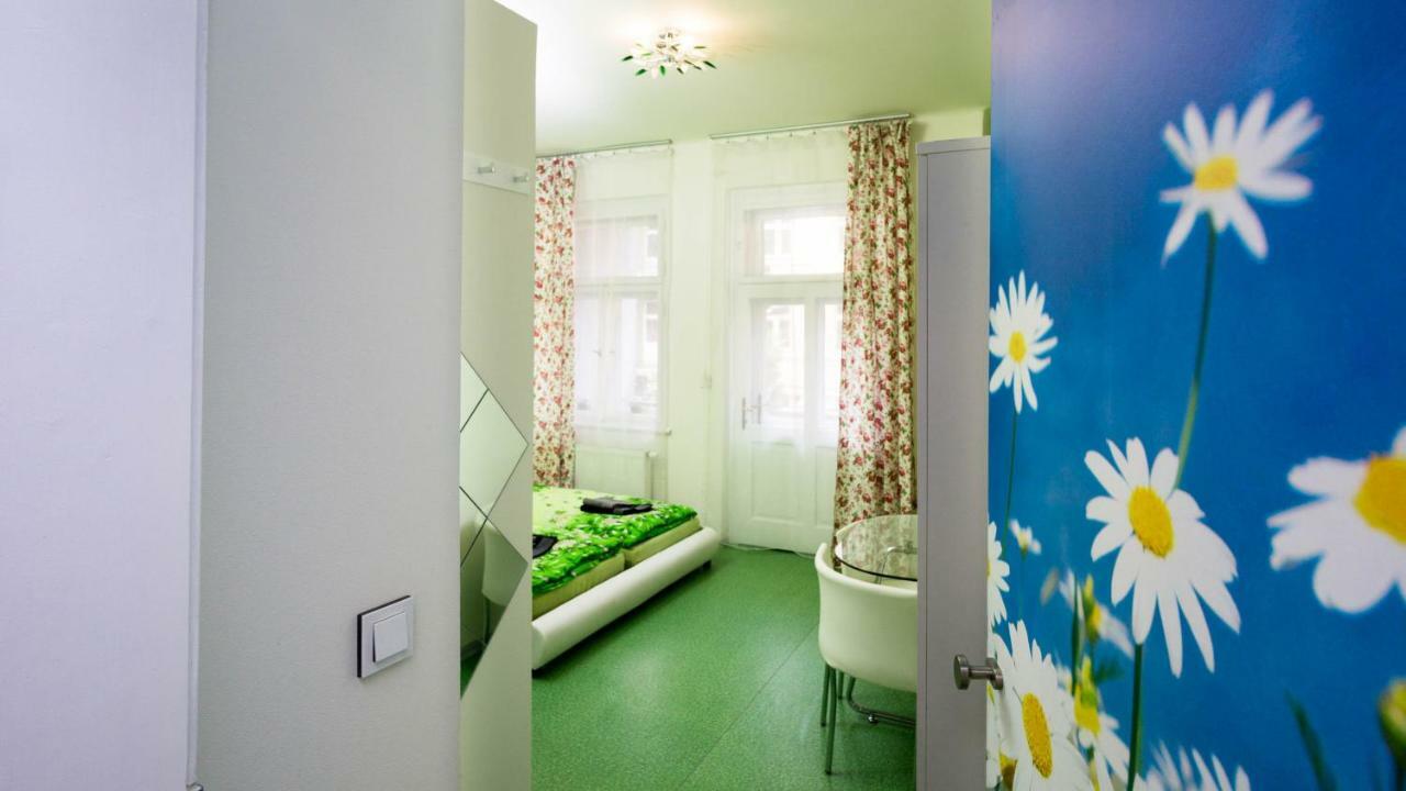 Apartment Four Year Seasons - Walkable To Centre, Metro And Riverside Prague Exterior photo
